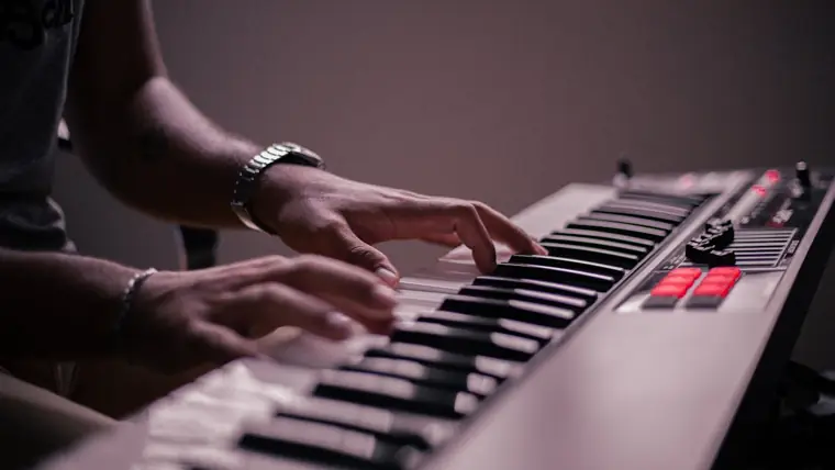 Hände am Synthesizer