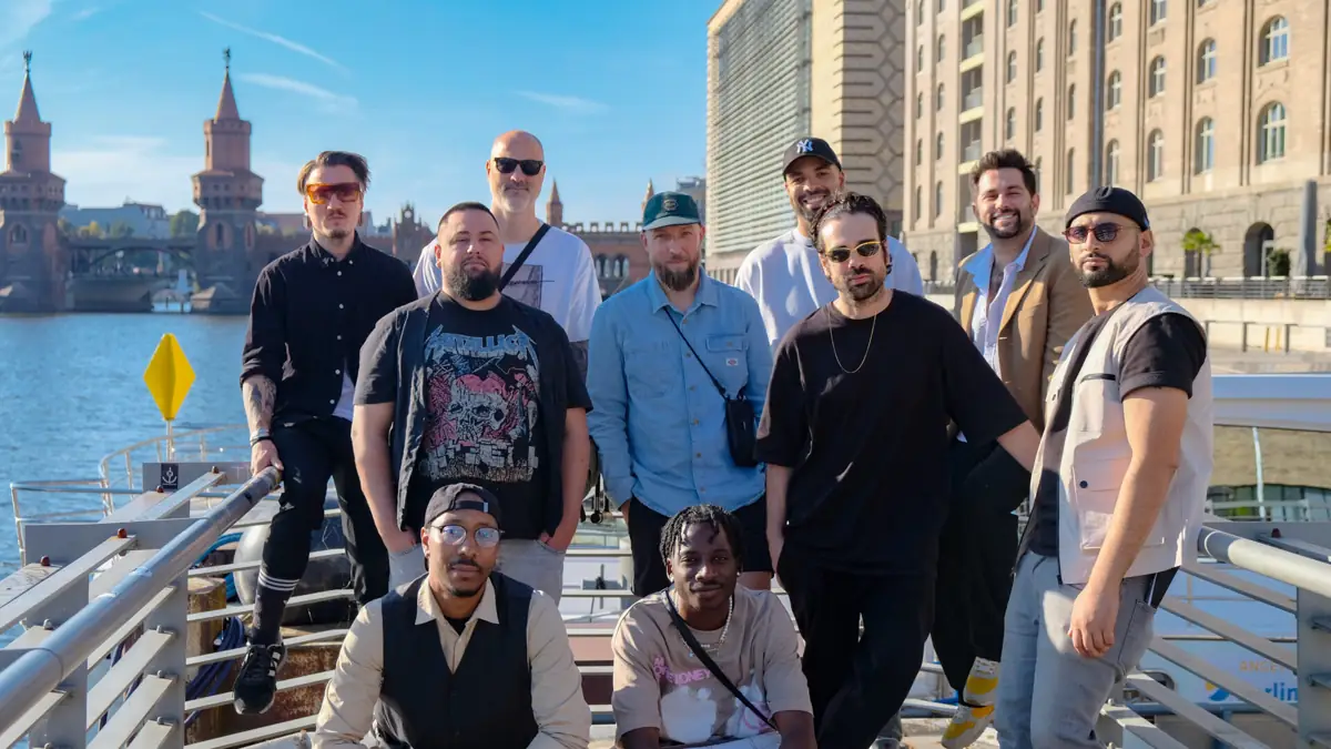 Beat Unit Community auf der Oberbaumbrücke in Berlin